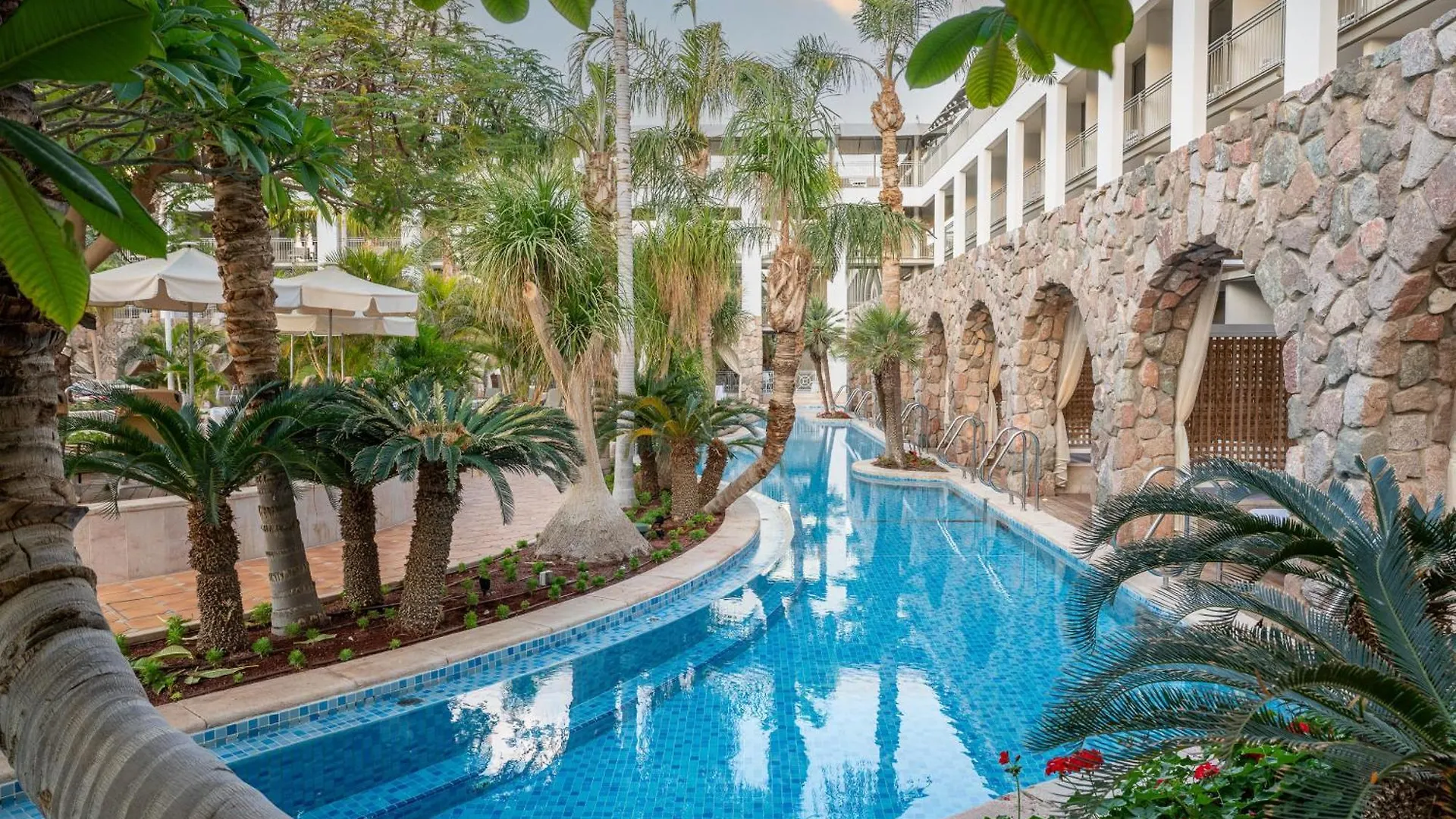 Where to Stay Near Coral Beach Reserve: 4 Top Spa Hotels